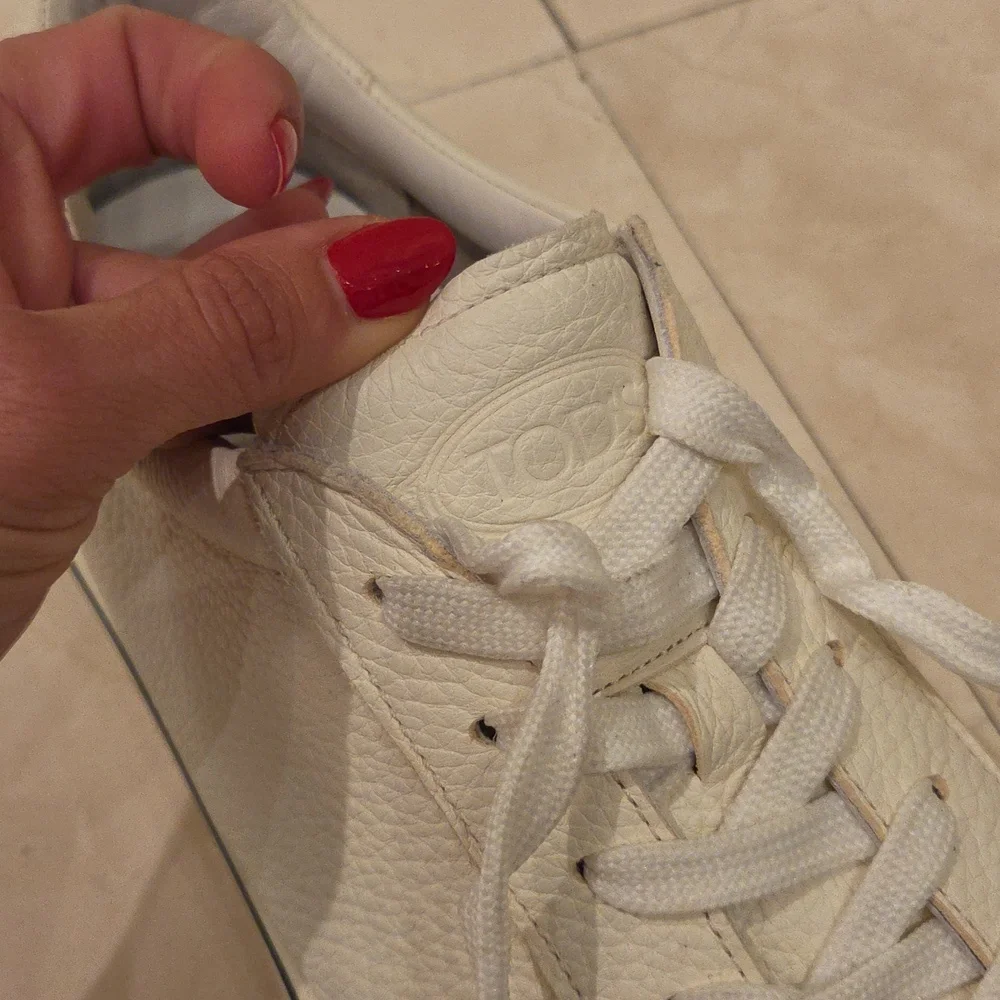 Tod's Cream Leather Low-Top Sneakers with Black Stripe